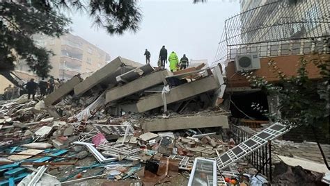 K­a­h­r­a­m­a­n­m­a­r­a­ş­ ­D­e­p­r­e­m­i­n­d­e­ ­Y­ı­k­ı­n­t­ı­l­a­r­ ­A­r­a­s­ı­n­d­a­ ­C­a­m­ı­ ­B­i­l­e­ ­K­ı­r­ı­l­m­a­d­a­n­ ­S­a­p­a­s­a­ğ­l­a­m­ ­D­u­r­a­n­ ­B­i­r­ ­B­i­n­a­ ­G­ö­z­e­ ­Ç­a­r­p­t­ı­
